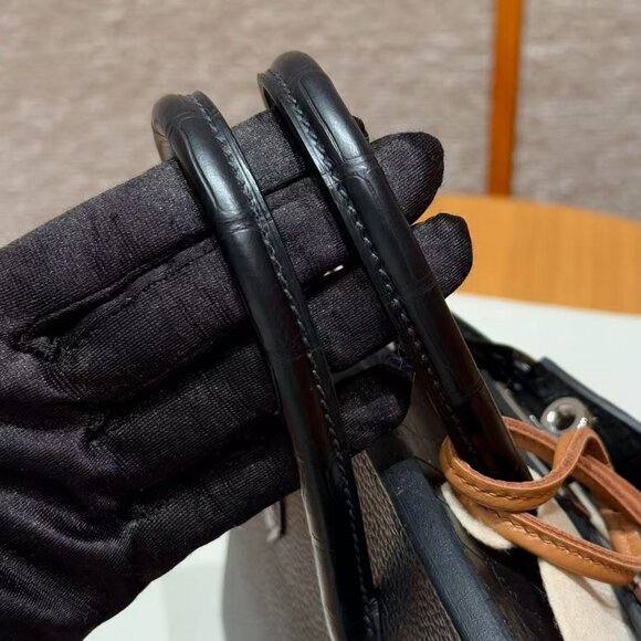 Classic Hermes Bag: A Stylish and Versatile Choice for Elegance - Picture 4 of 6